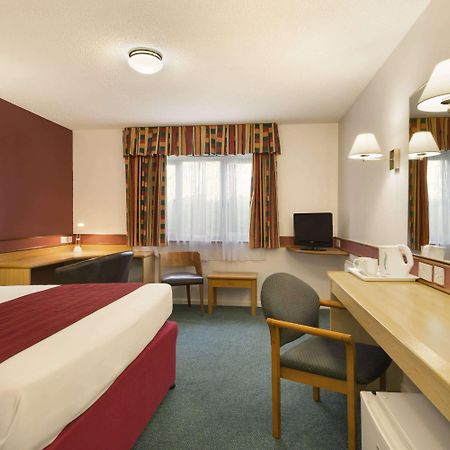 Days Inn Bradford M62 Екстериор снимка