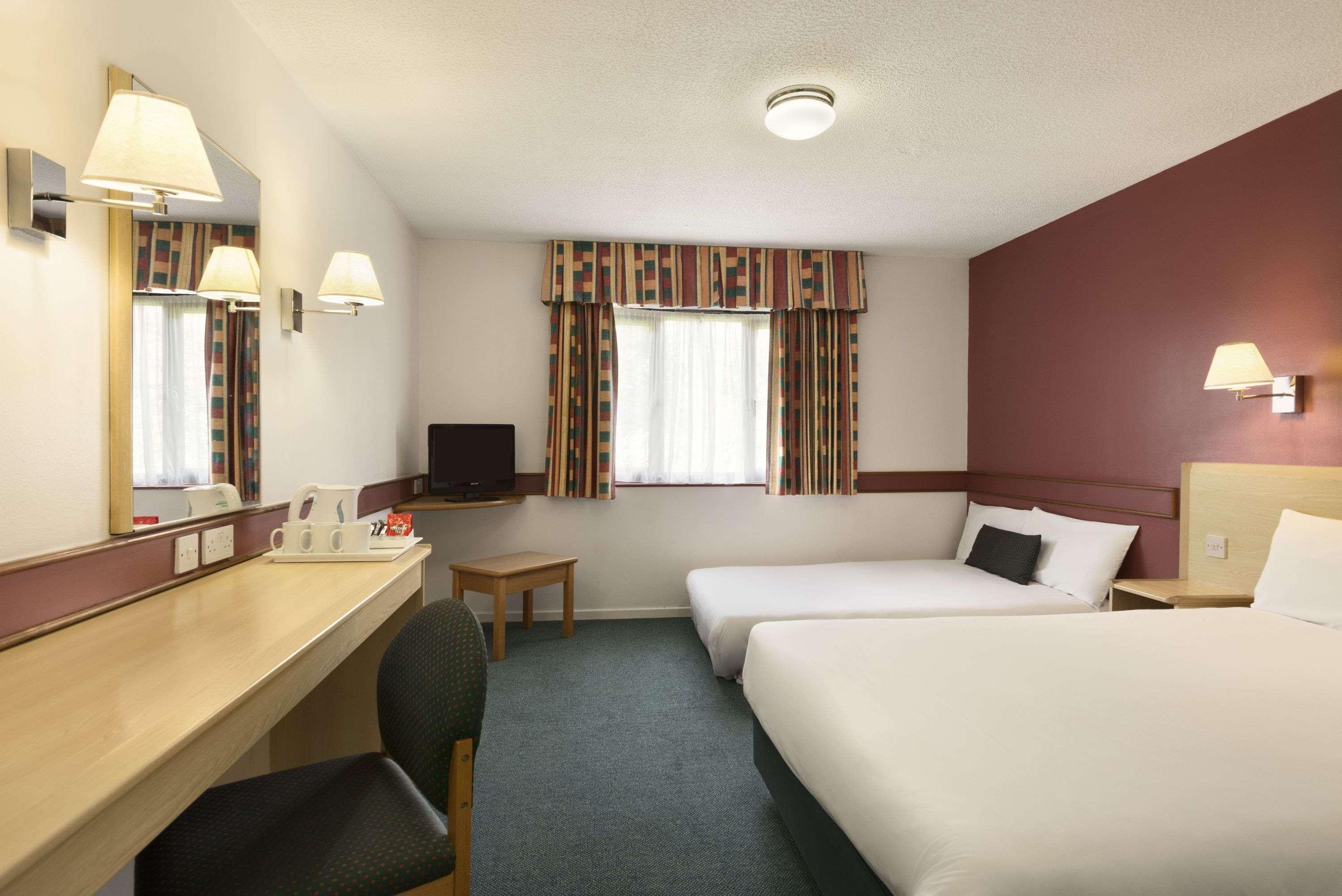 Days Inn Bradford M62 Екстериор снимка